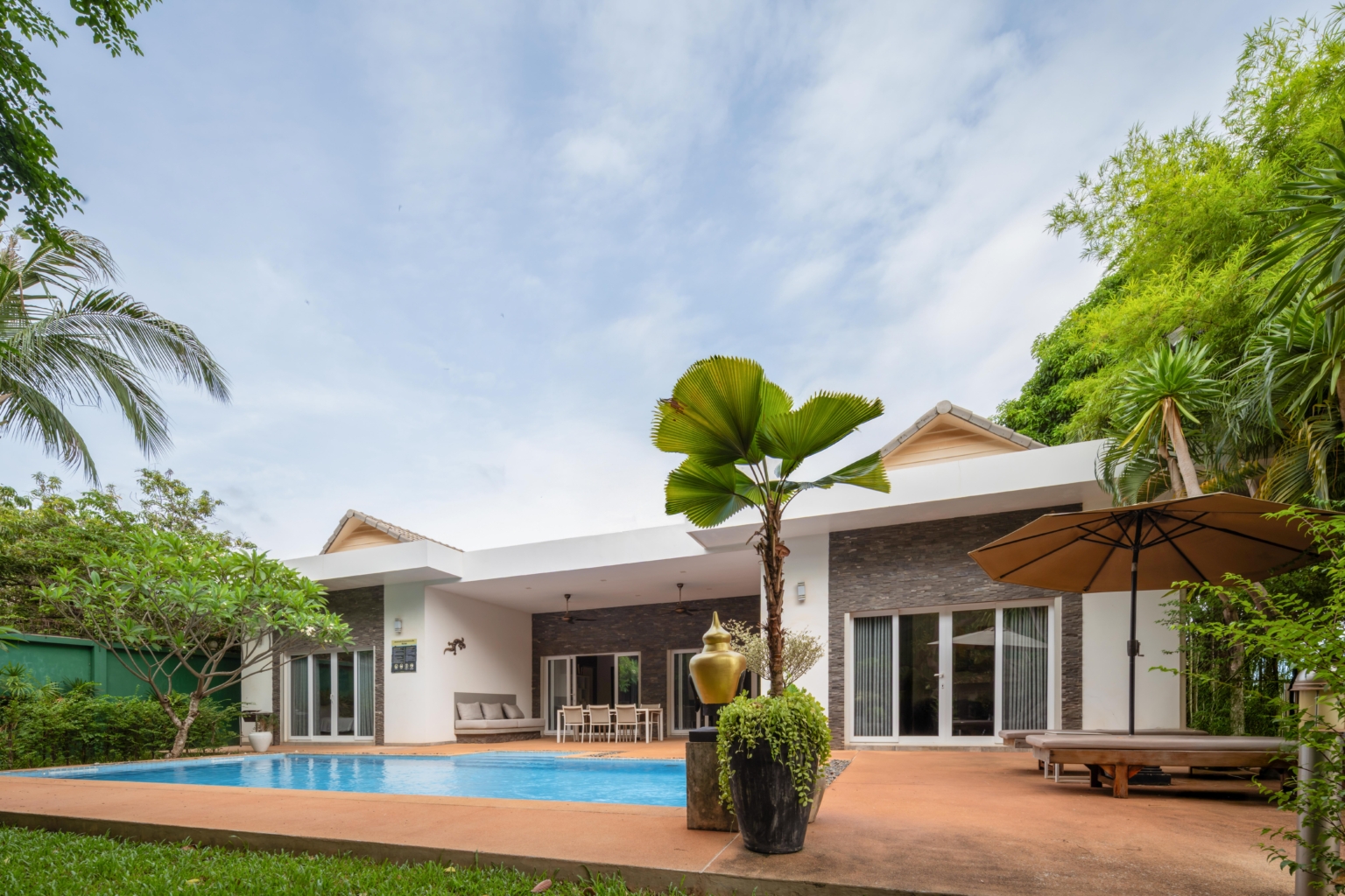 Friendship Villa Exterior & Pool